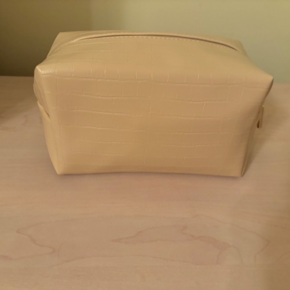 Sale Special New Cream Tote and matching Cosmetic Case Bundle - Picture 4 of 5